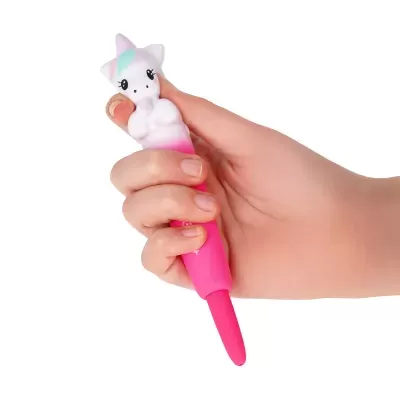 Caneta ou brinquedo sensorial com decoração de unicórnio colorido, mão a segurar, fundo branco.