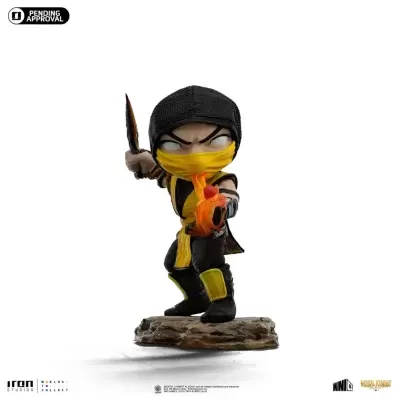 Figurine de ninja com máscara amarela a lançar fogo