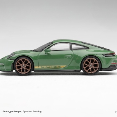 Miniatura de carro Porsche verde com jantes castanhas, inscrição dourada e fundo branco.