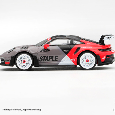 Miniatura de carro desportivo vermelho, preto e cinzento com rodas brancas em fundo branco