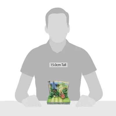 Miniatura colorida de gnomo numa biblioteca sobre base decorativa