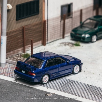 Miniaturas de carros azuis e verdes em cenário urbano em miniatura