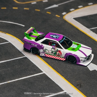 Miniatura de carro de corrida com pintura colorida e Buzz Lightyear numa pista de corrida em miniatura