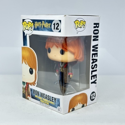Boneco Funko Pop do personagem Ron Weasley da série Harry Potter na caixa