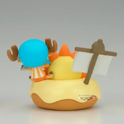 Figurinha de vinil colorida de personagem com chifres em base amarela com vela