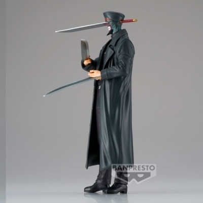 Figurino colecionável de personagem com sobretudo preto e chapéu, segurando duas espadas.