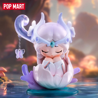 Figura Pop Mart lilás sentada numa flor dentro de água com borboleta pendurada