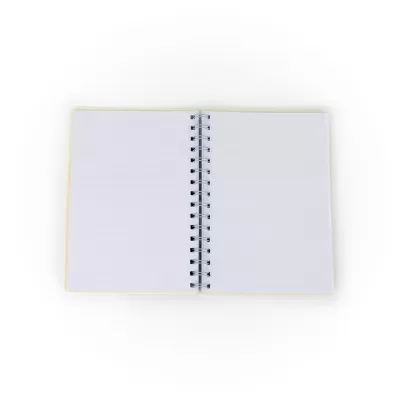 Caderno espiral aberto com páginas pautadas em fundo branco