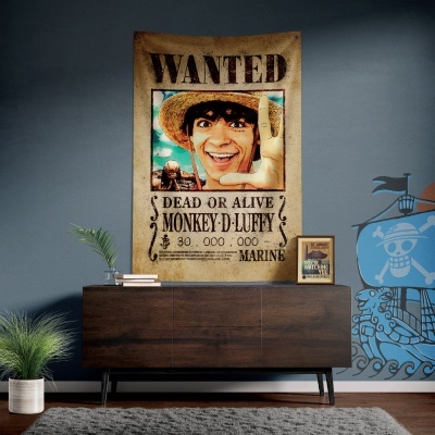 Cartaz WANTED Monkey D Luffy na parede acima de móvel de madeira escura com decoração ao lado