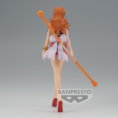 Figura feminina com vestido branco e cajado laranja em fundo cinzento com logo BANPRESTO