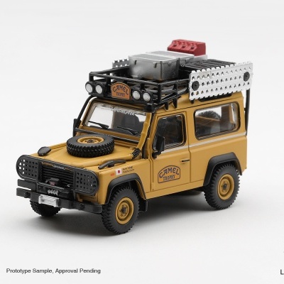 Miniatura de jipe Land Rover Defender amarelo mostarda com acessórios no tejadilho e inscrições Camel Trophy