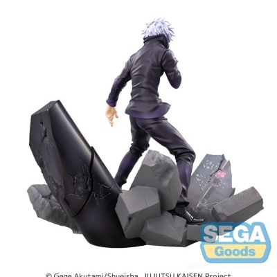 Figura colecionável de personagem de cabelos brancos com casaco e calças pretas em base de concreto quebrado