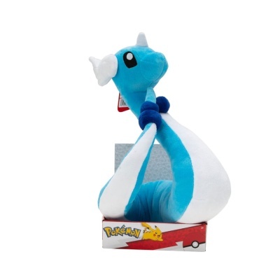 Pelúcia do Pokémon Dragapult azul e branco em base vermelha com texto Pokémon