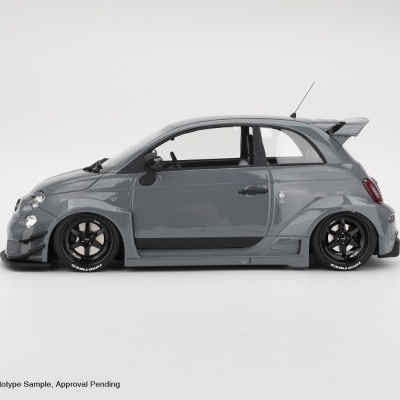 Carro desportivo compacto cinza com rodas pretas e pneus Toyo Tires