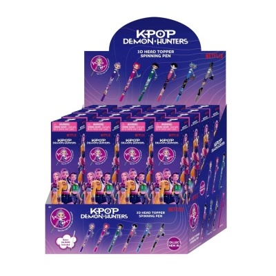 Expositor com vários pacotes das canetas KPOP DEMON HUNTERS com topes 3D rotativos.
