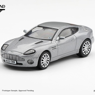 Miniatura de carro desportivo cinzento prateado com matrícula KE02 EWW