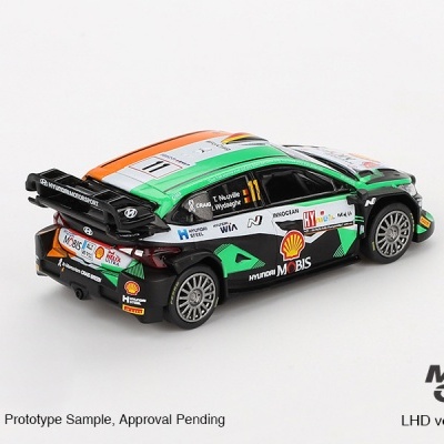 Modelo de carro de corrida Hyundai Motorsport verde, branco, preto e laranja com logótipos variados