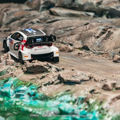 Modelo miniatura de carro de rali Toyota Gazoo Racing em terreno rochoso