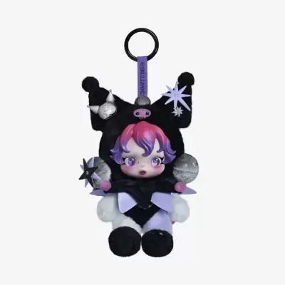 Chaveiro de boneco com cabelo rosa e roxo e roupa preta com estrelas decorativas