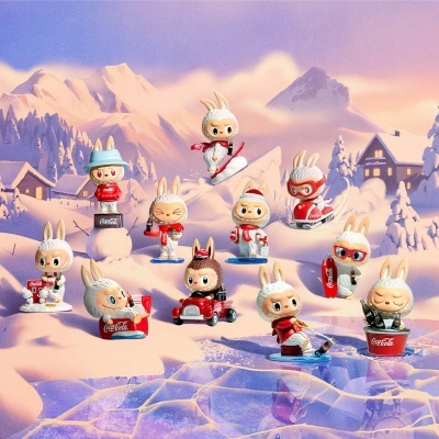 Figuras de coelhos de inverno com acessórios Coca-Cola em cenário de neve