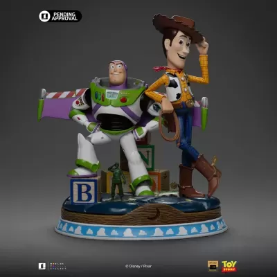 Miniaturas de Buzz Lightyear e Woody de Toy Story com base decorativa e blocos coloridos.