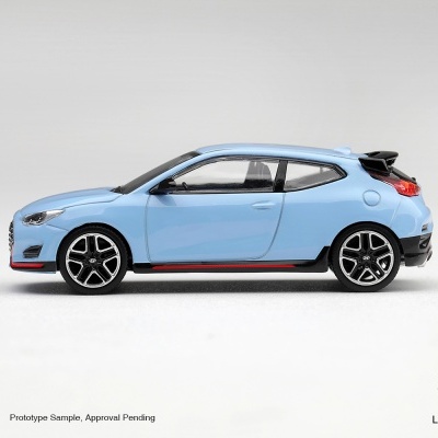 Miniatura de carro desportivo azul claro com detalhes em preto e vermelho