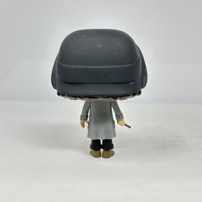 Figura Funko Pop vista por trás com casaco cinza e chapéu preto