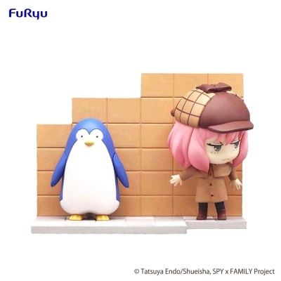 Figura colecionável chibi com pinguim e personagem em frente a parede de tijolos