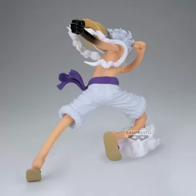 Figura colecionável de personagem com cabelo branco, calções brancos, cinto roxo e luva preta
