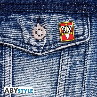 Pin metálico colorido em casaco de ganga azul