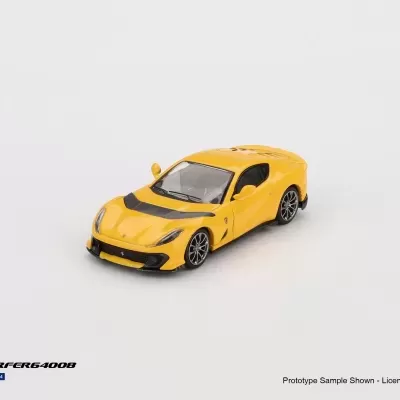 Miniatura de carro desportivo amarelo com detalhes em preto e interiores visíveis sobre fundo branco