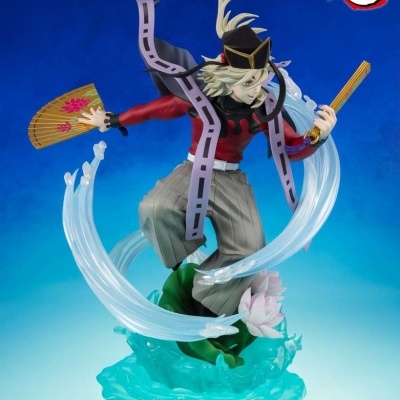 Figura colecionável de personagem anime com roupa vermelha e chapéu preto em base de água azul.