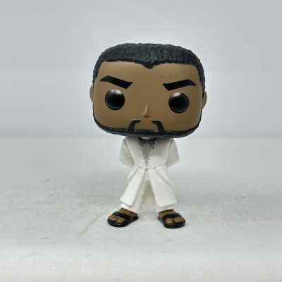 Figura Funko Pop de homem com túnica branca e sandálias.