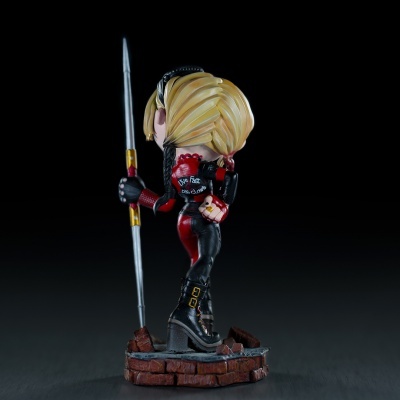 Figura de vinil personagem com lança e base de tijolos