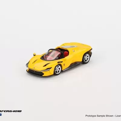 Miniatura de carro desportivo amarelo com interior vermelho e rodas prateadas