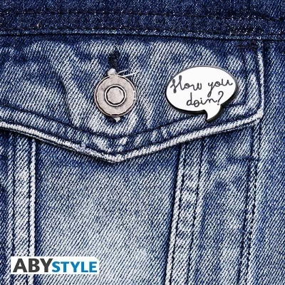 Alfinete 'How you doin?' em bolso de casaco de ganga azul