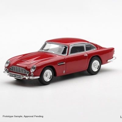 Miniatura de carro Aston Martin vermelho com detalhes cromados