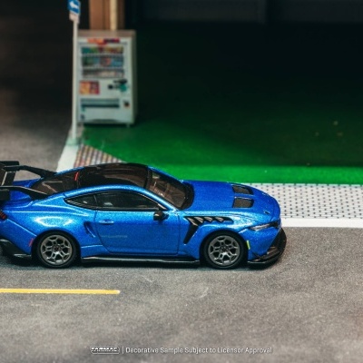 Miniatura de carro desportivo azul metálico com spoiler e detalhes aerodinâmicos