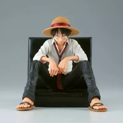 Figura de ação de personagem masculino com chapéu de palha sentado numa cadeira preta