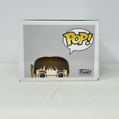Caixa branca com figura colecionável POP da Funko