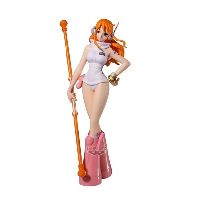 Figura Banpresto com cabelo laranja e roupa branca com texto SSG