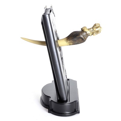 Faca decorativa com cabo esculpido e base preta