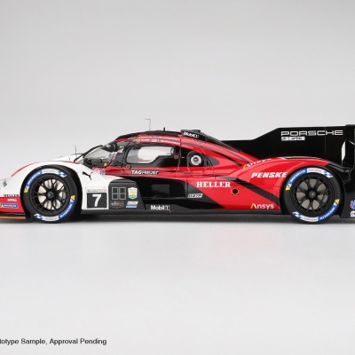 Carro de corrida Porsche 963 branco, preto e vermelho com logos e número 7