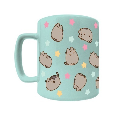 Caneca azul clara com padrão de gatos e estrelas coloridas