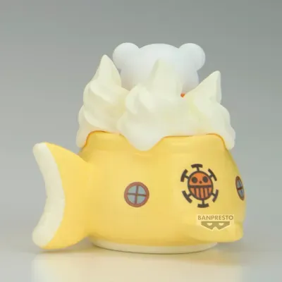 Figura amarela de peixe com decoração e urso branco no topo