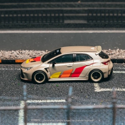 Miniatura de carro desportivo bege com gráficos coloridos na estrada