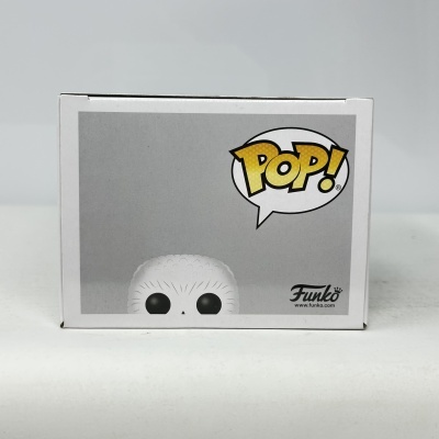 Caixa de plástico Funko Pop com design de figura branca com olhos grandes e texto POP!