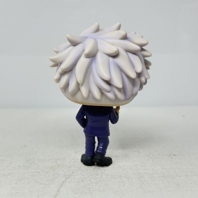Figura Funko Pop de personagem com cabelo branco espetado e roupas azuis, vista de costas