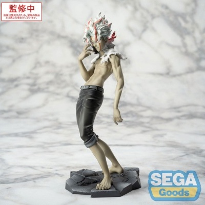 Figura colecionável de personagem masculino com cabelo branco e laranja em base cinzenta