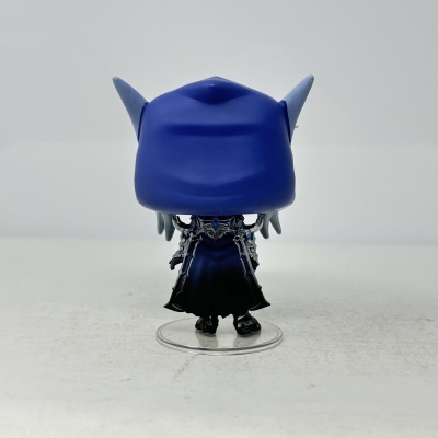 Figura Funko Pop com capuz azul e capa azul com detalhes prateados